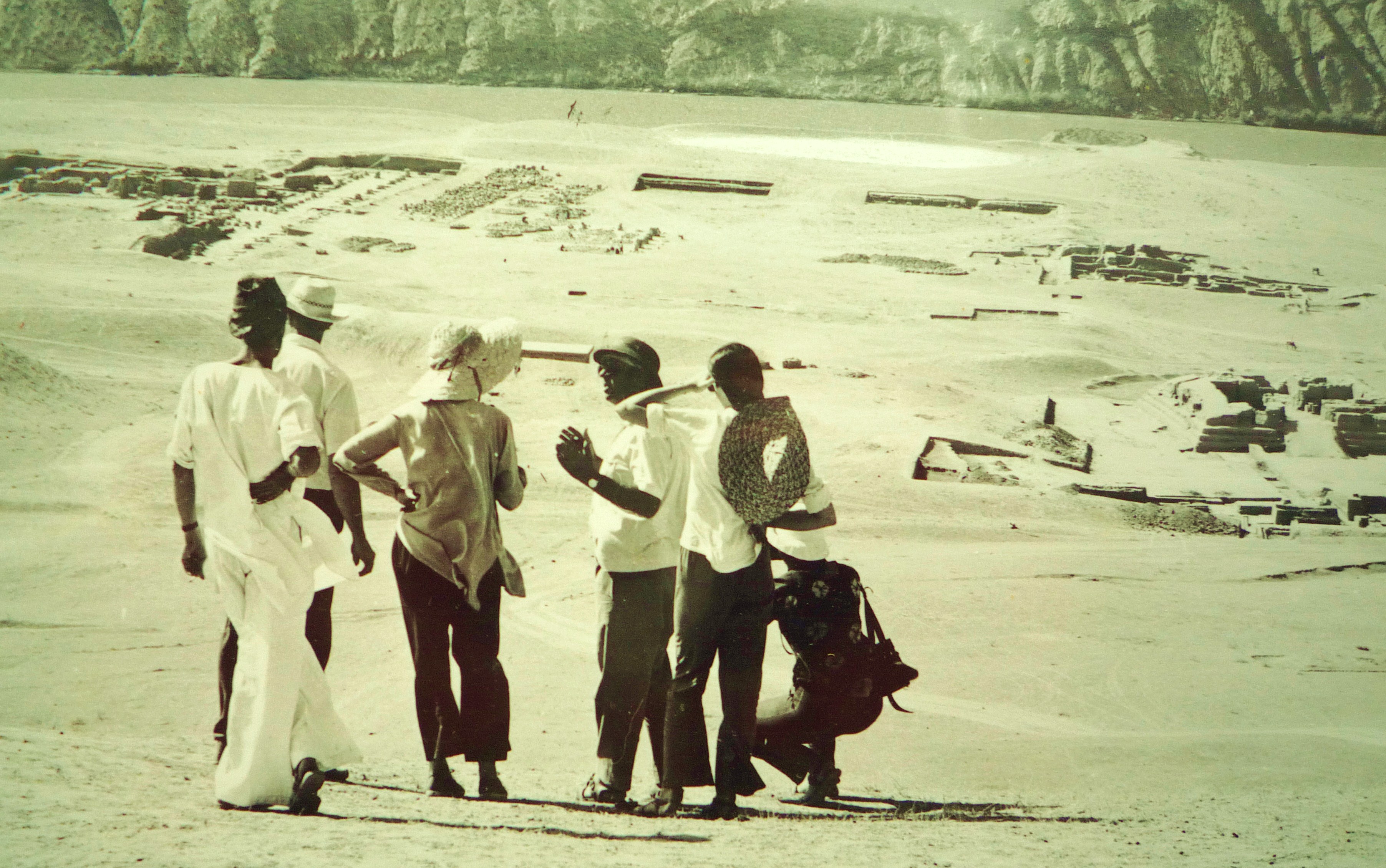 Photo de Ph. Gouin 
					avec l'Attaché militaire US, sa famille, et P. Bernard sur le site archéologique de Ai Khanoum,
					Ai Khanum, Afghanistan, copyright photo M. Le Berre - archives Ph. Gouin.