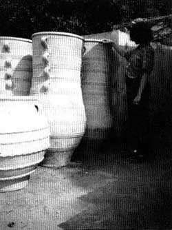 Atelier de potiers à Margarites, Crete,
					copyright archives Ph. Gouin