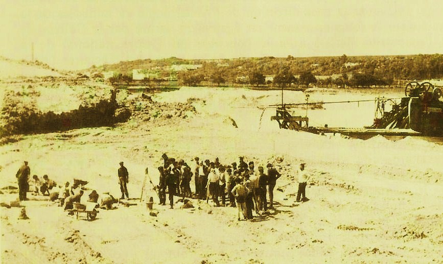 Photo de fouille du site 
					de Pincevent