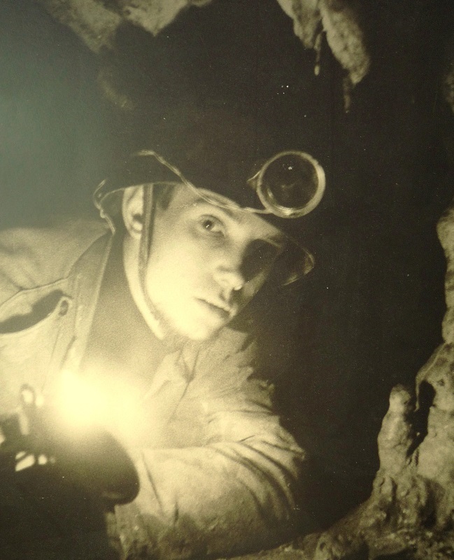 Photo de Ph. Gouin 
				dans la galerie des perles de la Grotte des fées à Arcy-sur-Cure (Yonne), copyright archives Ph. Gouin 1962.